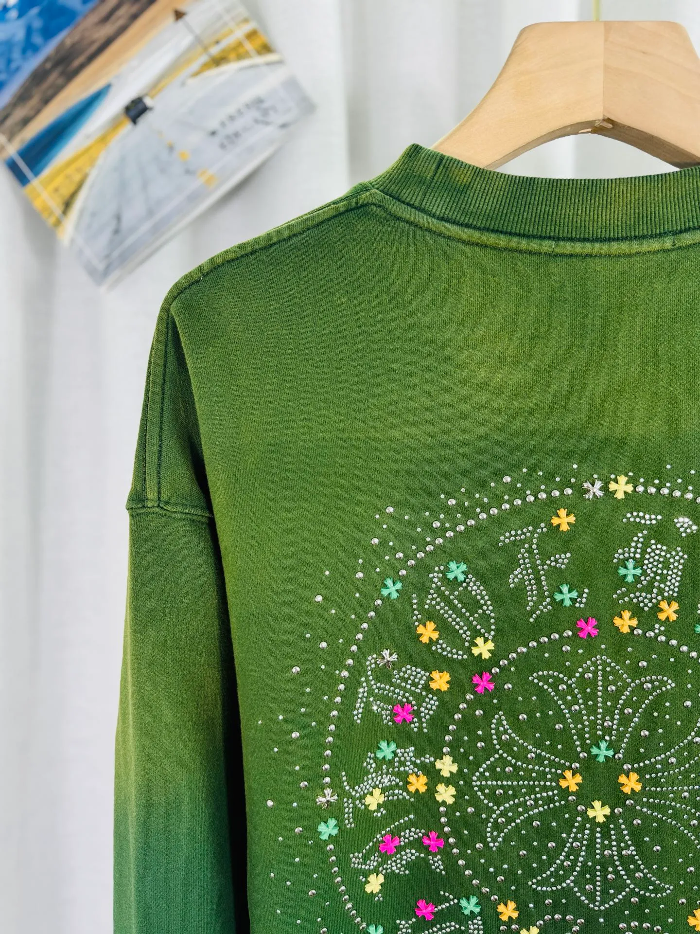 P290 top version, real shot without P, ​​different from market currency) 𝗖𝗵𝗿𝗼𝗺𝗲 𝗛𝗲𝗮𝗿𝘁𝘀/Croxin 2025 Autumn and Winter New Original Single Counter American 3D Rivets and Stickers Couple Casual Sweater 👑The highest version! Customized fabric 430g tripe terry fabric! American-style pickled and distressed original fabric, laser-burned flowers, rivets and diamonds, exquisite embroidery of letters! The best-selling model in the counter, very comfortable to wear. Accessories: original molded and authenticated collar label➕100% silk wash label. Genuine purchase-grade original hangtag➕matching hanging rope➕3D hanging beads➕original packaging bag. Craftsmanship: The original version has consistent wiring! The highest version of the armhole matching technique! Color: Pink Black Green Purple Size: S M L XL Style Number: 25-375